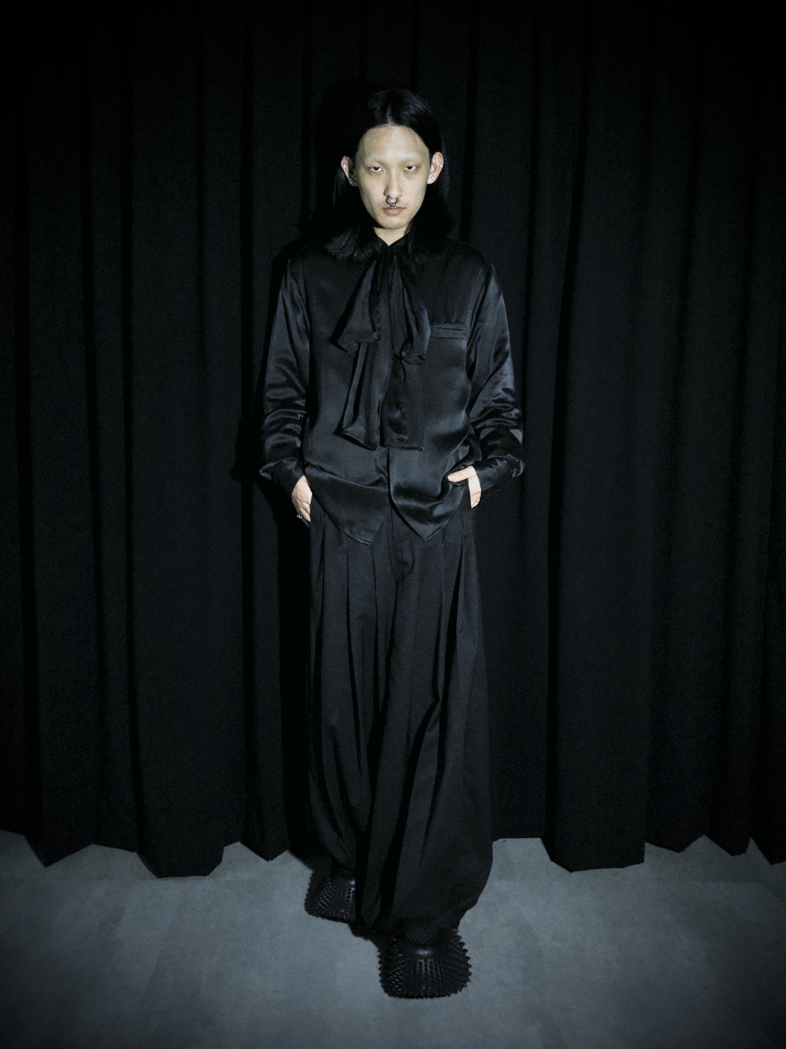 シルクシャツとプリーツパンツ